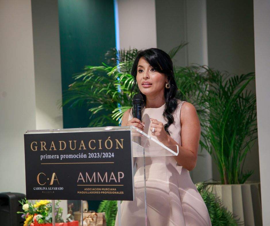 Imagen de Carolina Alvarado durante el acto de graduación.