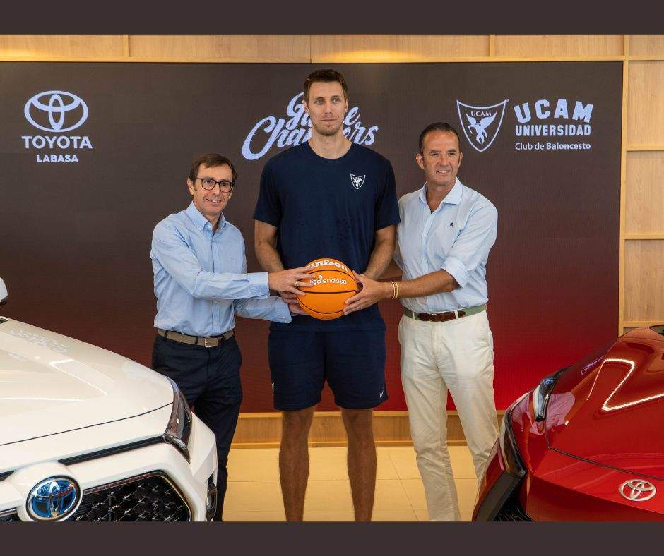 Imagen del acuerdo durante la presentación del jugador Vladimir Brodziansky.