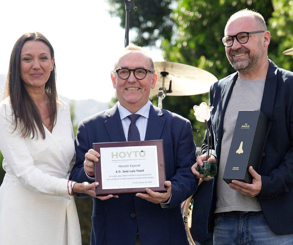 Nicolás y Valero, restaurante Ginés, Mariano Sánchez, Mariano San Martín, eh! de Cáritas y el actor Jaime Lorente, premiados por HoyTú en su fiesta anual.