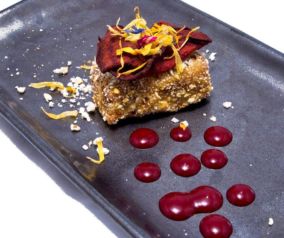 Tapa de la Trastienda de Pablo González: lingote de pato confitado con palomitas y vinagreta de frutos rojos.