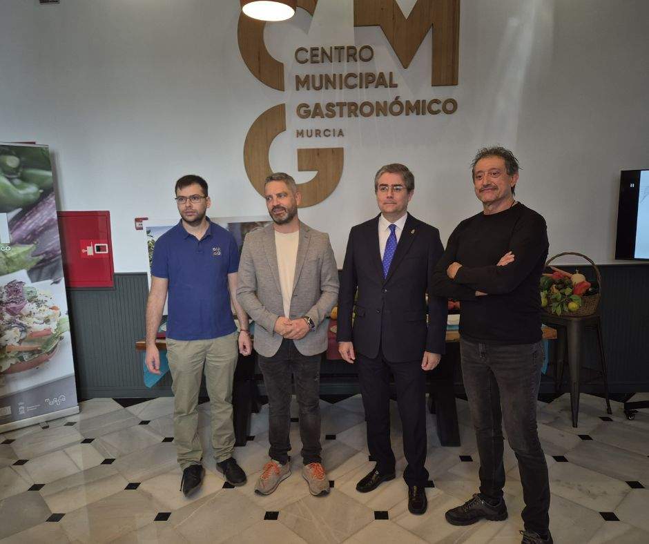 Presentación de ‘Murcia, desde el sabor' con la presencia del concejal Jesús Pacheco; el presidente de la Sección de Bares y Restaurantes de HoyTú, José María Rubiales; el presidente de Jecomur, Juan Antonio García, y el secretario de Eurotoques Murcia, Antonio Reyes.