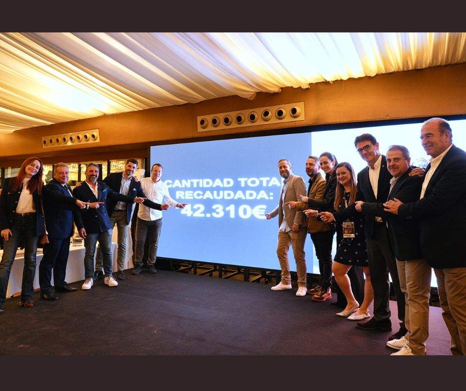 Imagen durante el cóctel solidario con la recaudación final.
