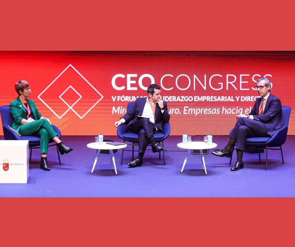 Nieves Cifuentes, responsable corporativa de Medio Ambiente de Naturgy, y Eugenio Solla, director de Sostenibilidad de CaixaBank, dialogan con el periodista Sergio Martín en el CEO Congress. (CEO Congress)