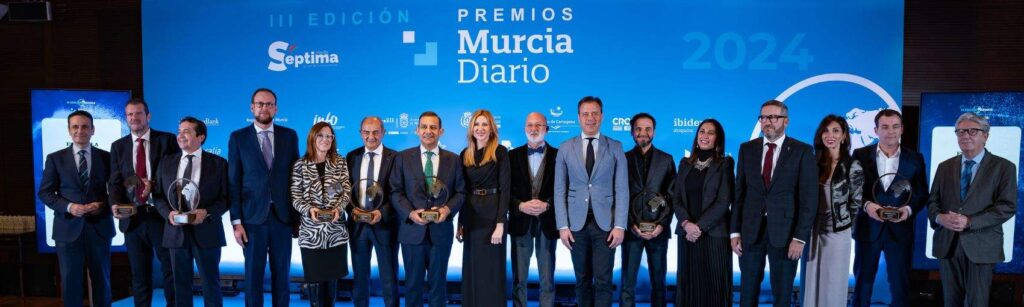 Imagen de familia de todos los premiados en la III Edición de los Premios Murcia Diario.
