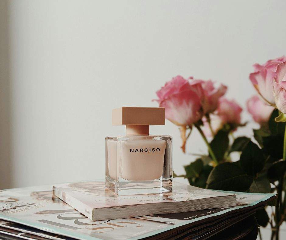 Fotografía de un perfume.