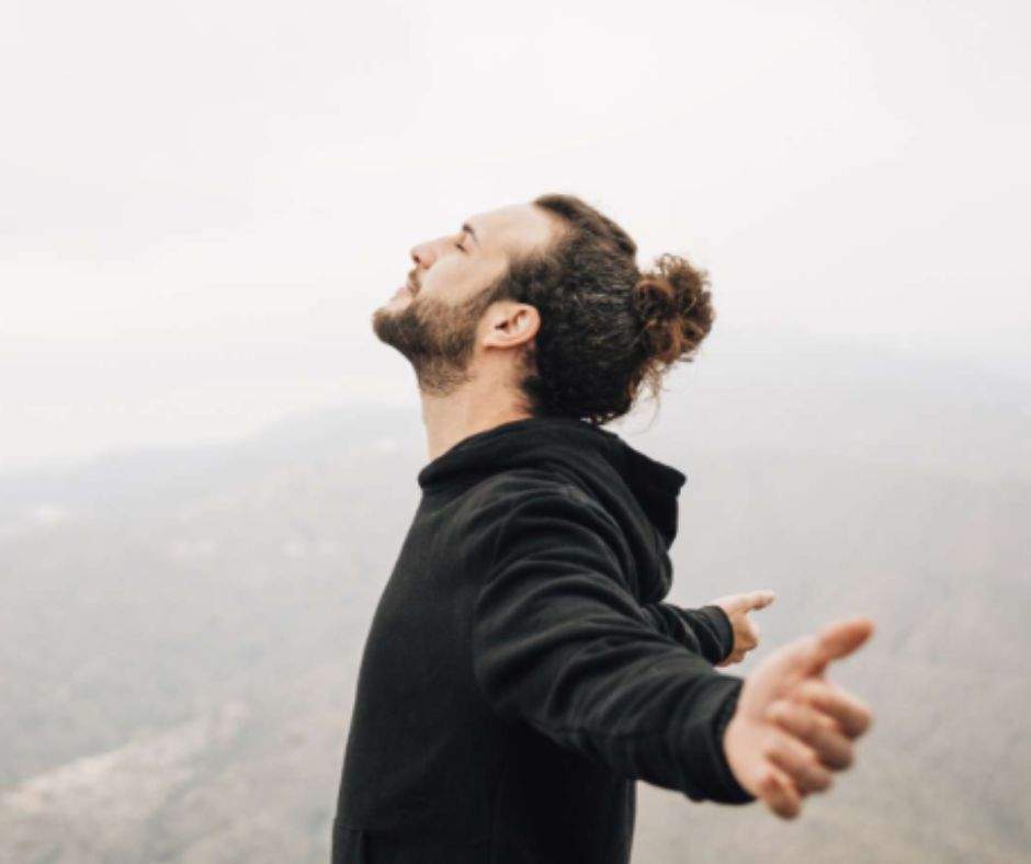 Fotografía de una persona disfrutando de su libertad.