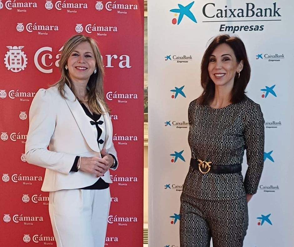 Imagen de la directora territorial de CaixaBank en la Comunidad Valenciana y la Región, Olga García, y la presidenta de la Cámara de Comercio de Murcia, Miriam Fuertes. (CaixaBank)