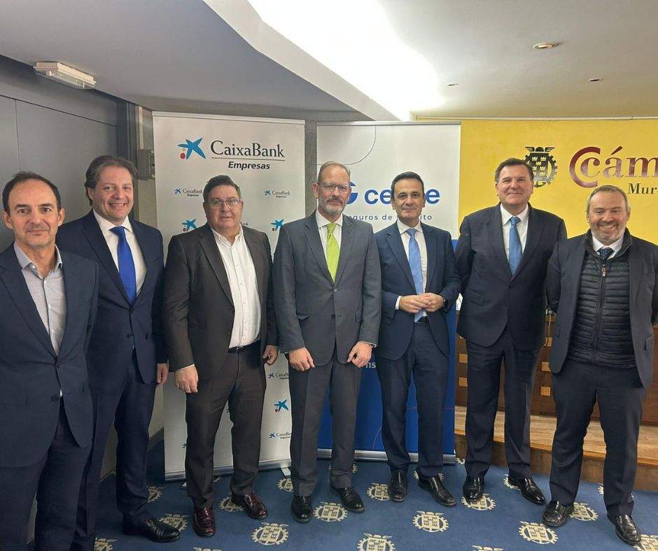 Foto de familia en el evento ‘El impacto de la geopolítica en los negocios y los riesgos financieros en los mercados internaciones', organizado por CaixaBank y la Cámara de Murcia. (CaixaBank)