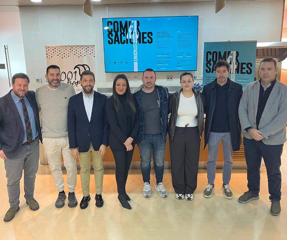 Imagen de familia en la presentación de este evento organizado por La Brújula del Gourmet y patrocinado por Estrella de Levante y 1.001 Sabores Región de Murcia. (CARM)