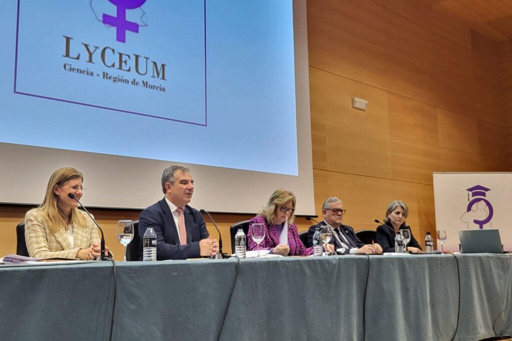 El consejero de Medio Ambiente, Universidades, Investigación y Mar Menor, Juan María Vázquez, durante la inauguración de la VIII Jornada conmemorativa del ‘Día Internacional de la Mujer y la Niña en la Ciencia’. (CARM)