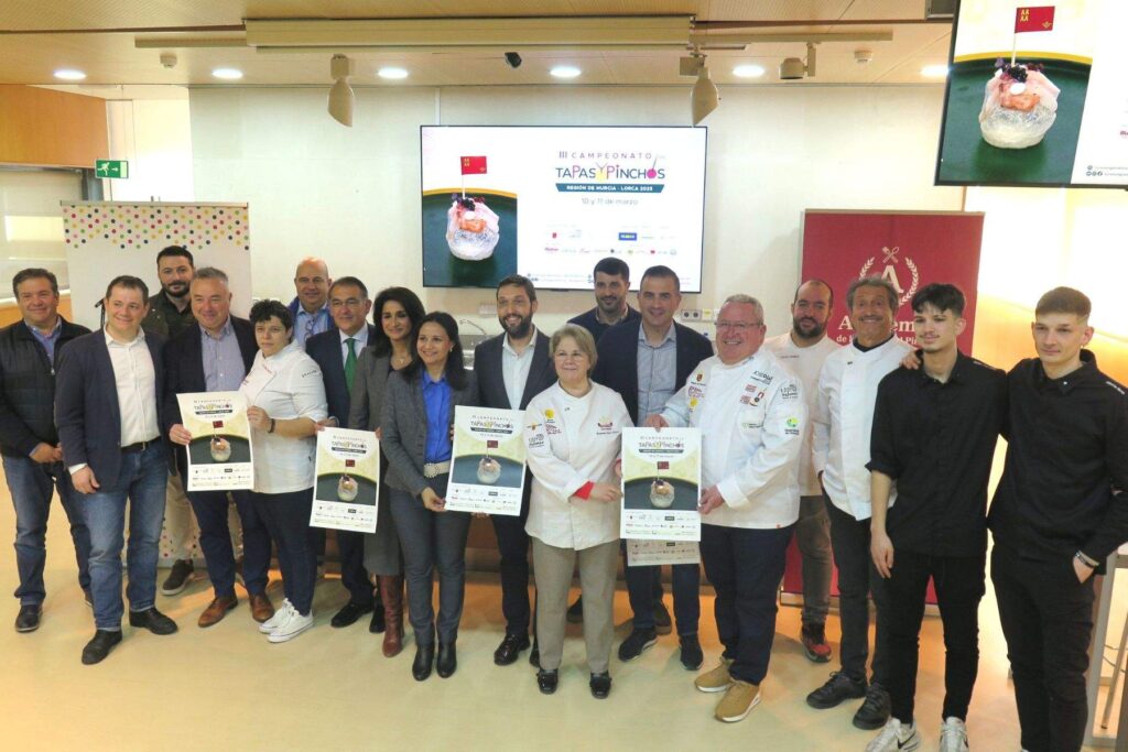El director del Instituto de Turismo, con representantes del ayuntamiento de Lorca, empresas patrocinadoras y cocineros. (CARM)