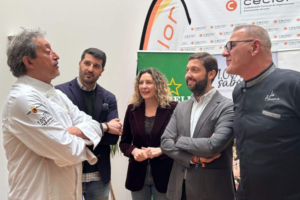 El director del Instituto de Turismo, Juan Francisco Martínez, con el resto de participantes en la presentación. (CARM)
