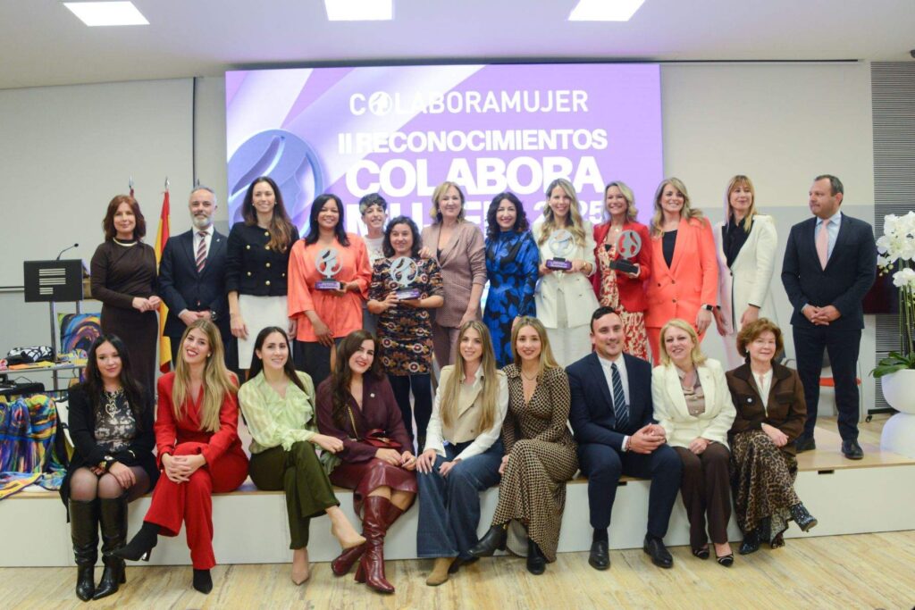 Imagen de las premiadas junto a algunas influencers participantes. (Colabora Mujer)