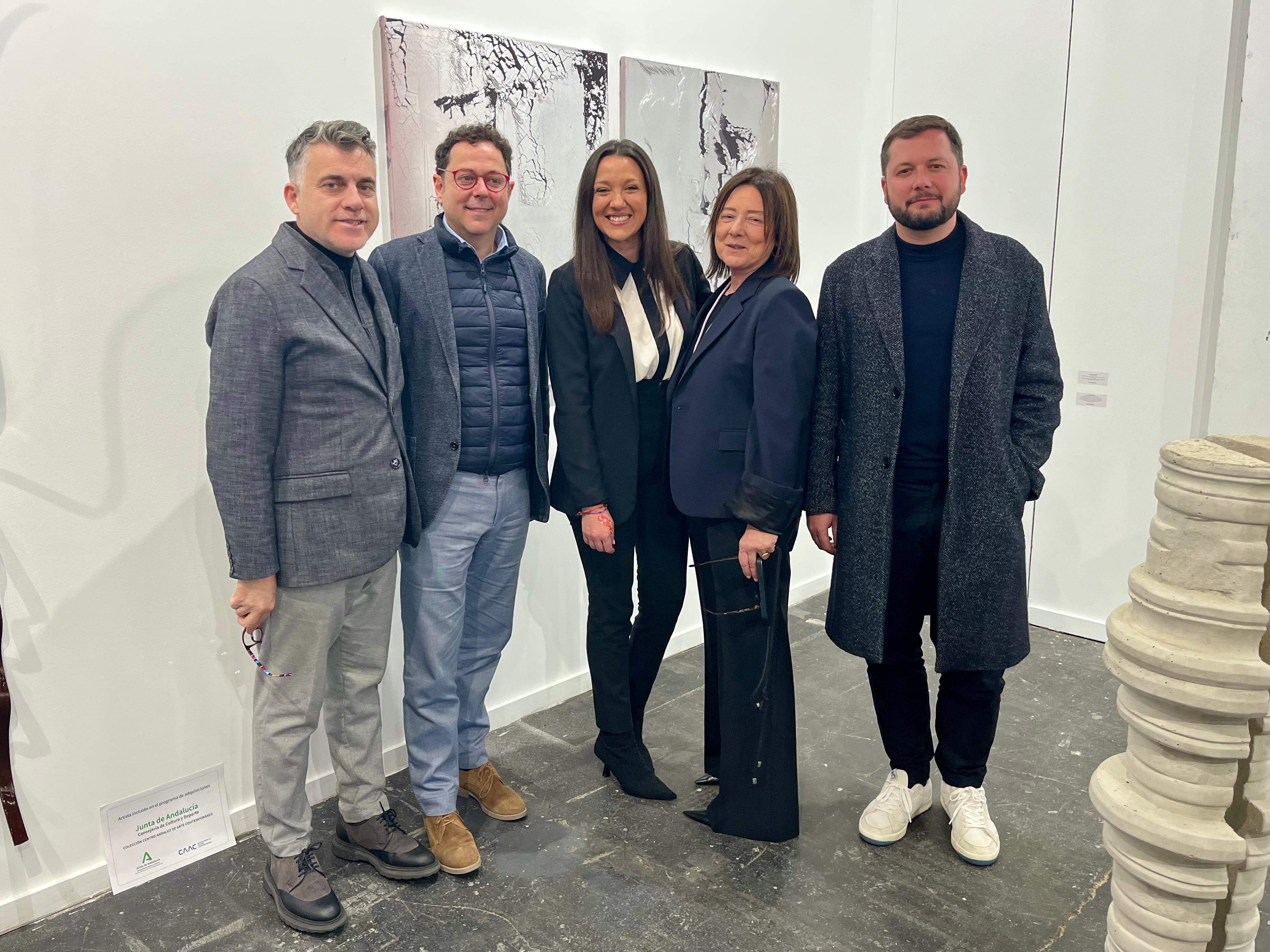 Foto de familia en ARCO25 con la presencia de la consejera de Turismo. (CARM)