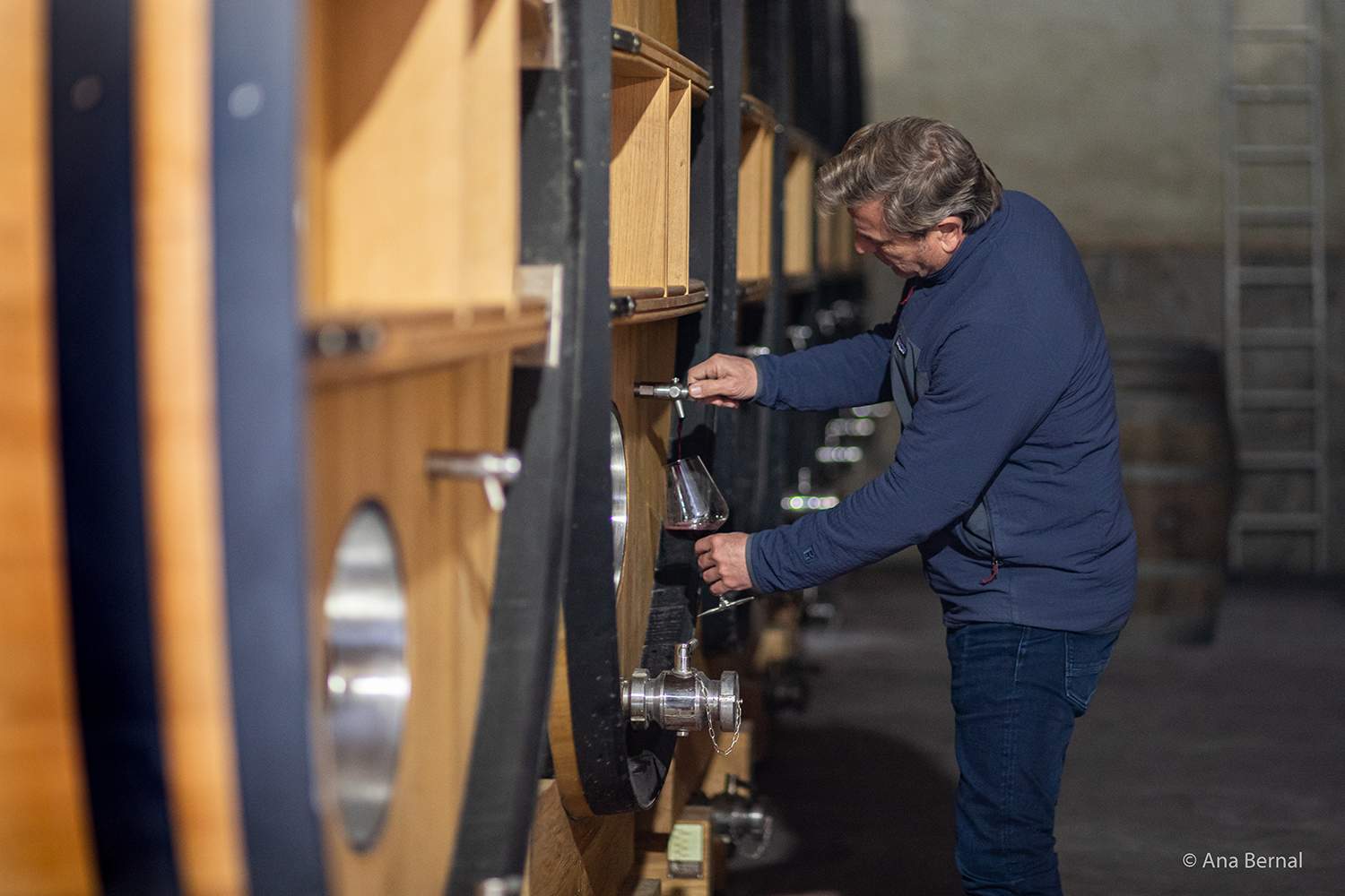 José María Vicente en su bodega de Jumilla, donde elabora Pie Franco, el único vino que ha conseguido los 100 puntos Parker en la Región de Murcia. (Ana Bernal)