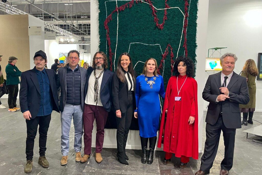 Foto de familia en ARCO25 con la presencia de la consejera de Turismo. (CARM)