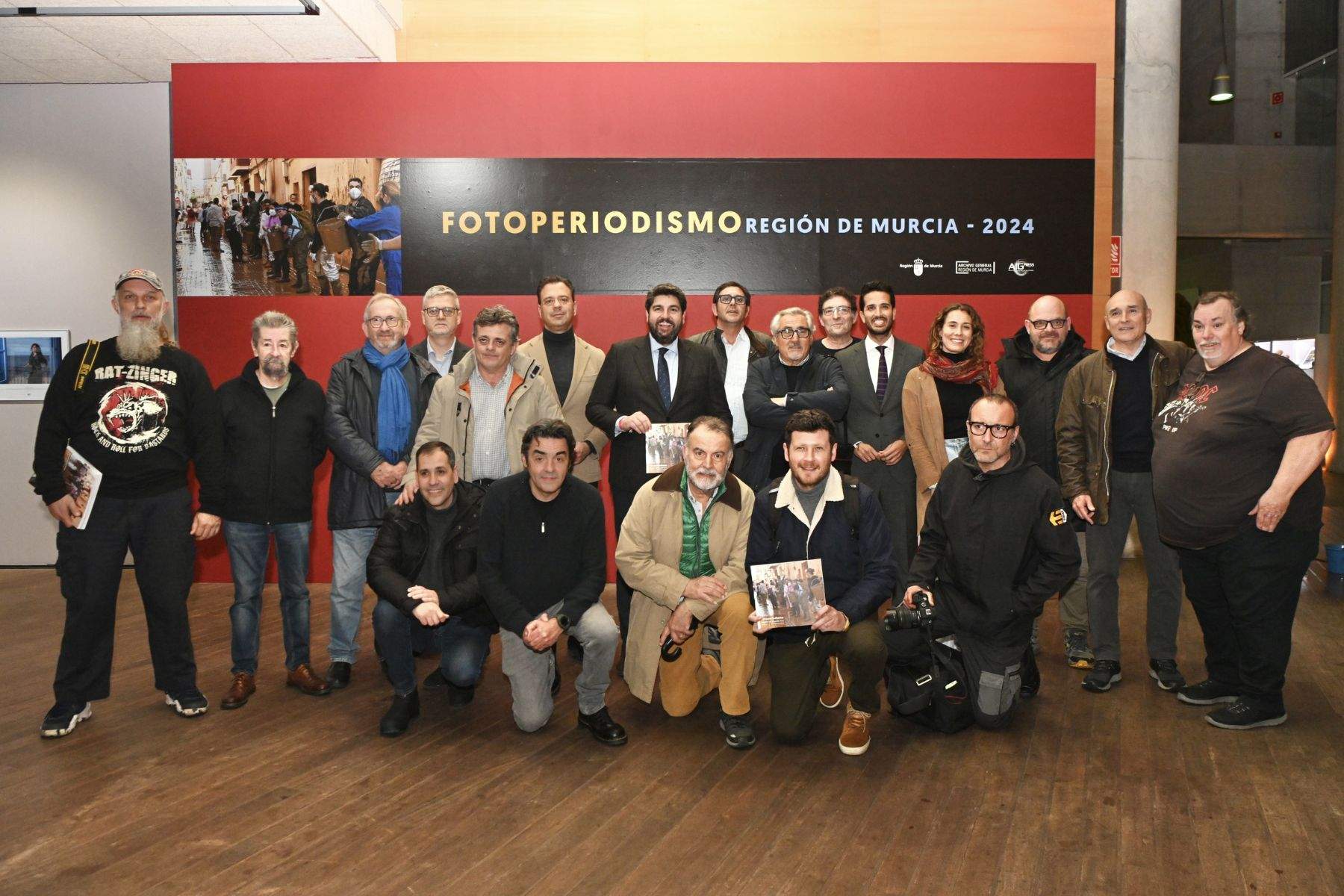 Fotografía grupal en la inauguración de la exposición. (CARM)