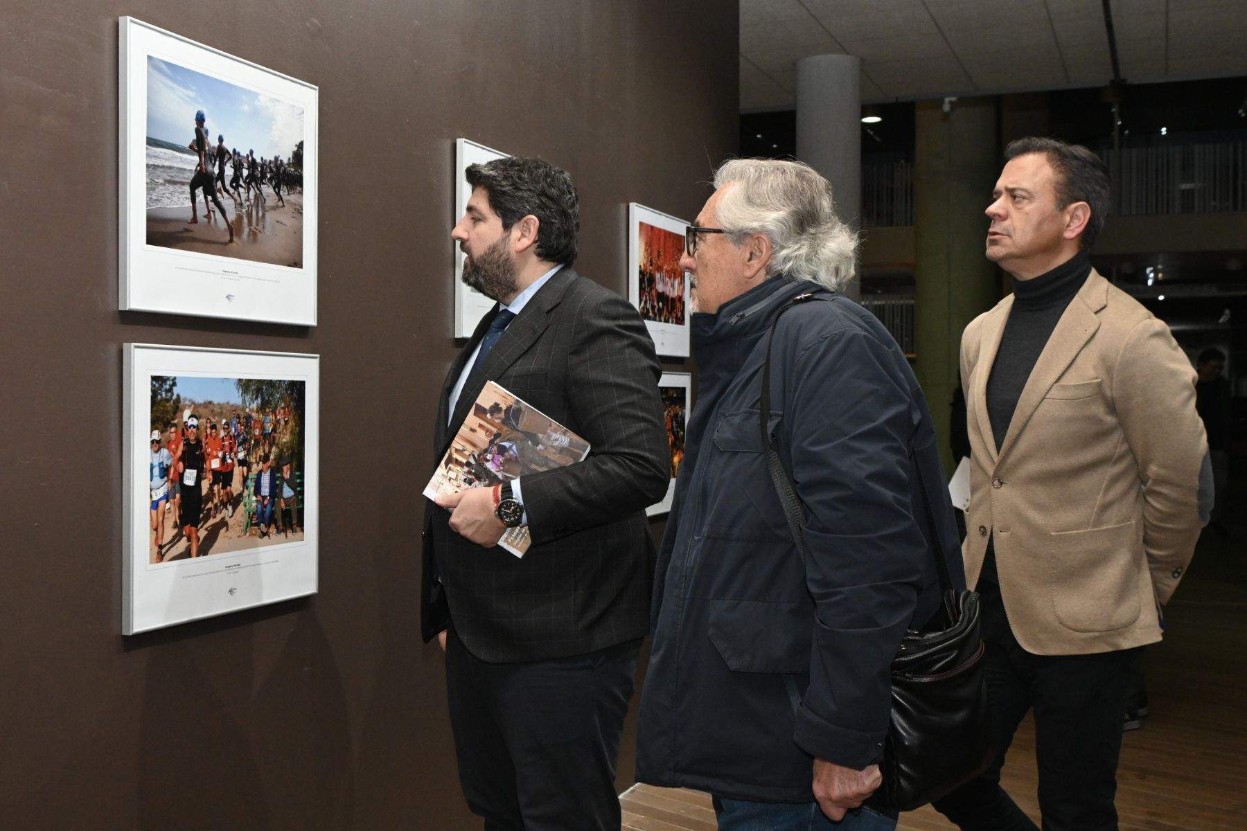 López Miras visitando la exposición. (CARM)
