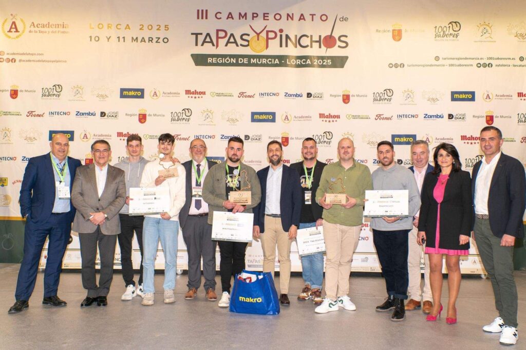 Foto de familia con los premiados. (Academia de la Tapa)