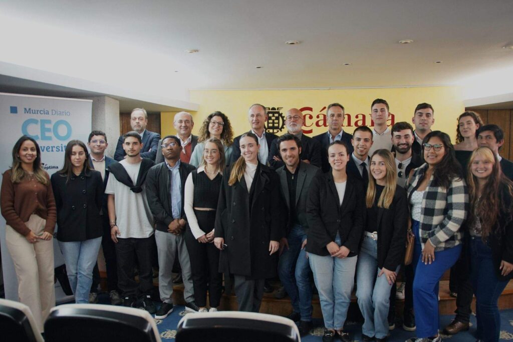 Fotografía de familia con los participantes en el primer CEO University de Murcia Diario. (Raúl Alcántara)