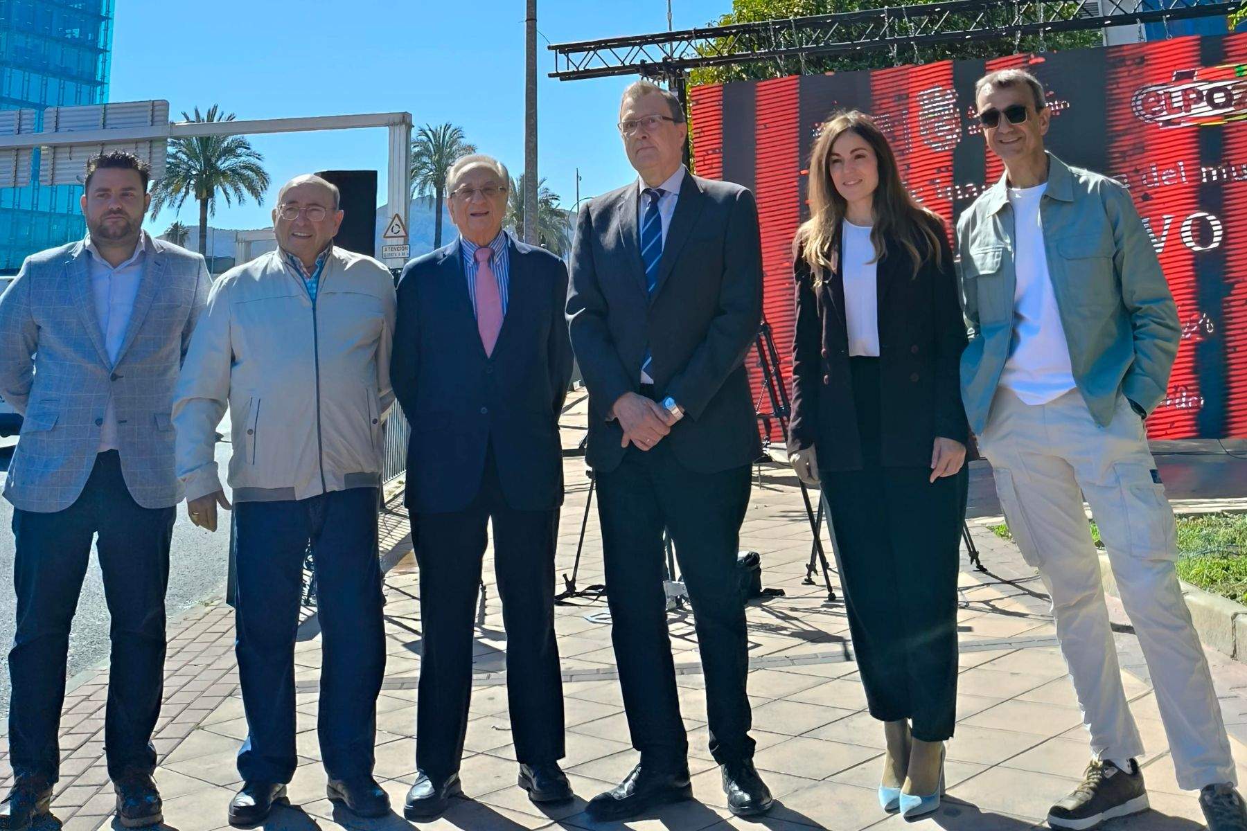Imagen durante la inauguración del mural ‘El Relevo’, elaborado por el artista Carlos Callizo para El Pozo. (El Pozo Alimentación)