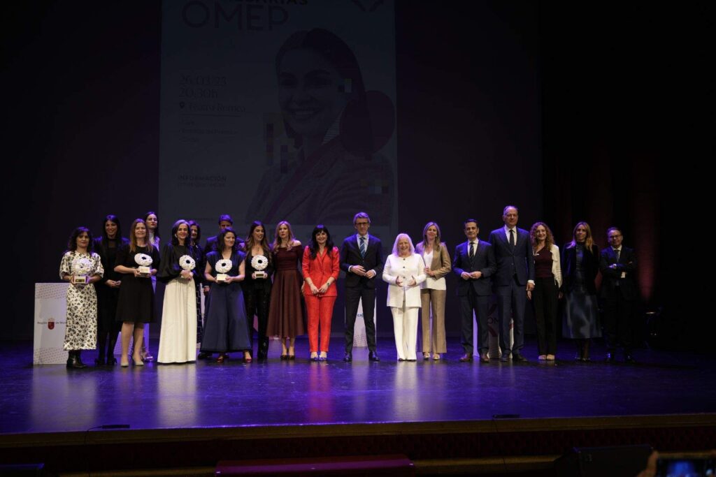 Foto de familia con todas las premiadas. (OMEP)