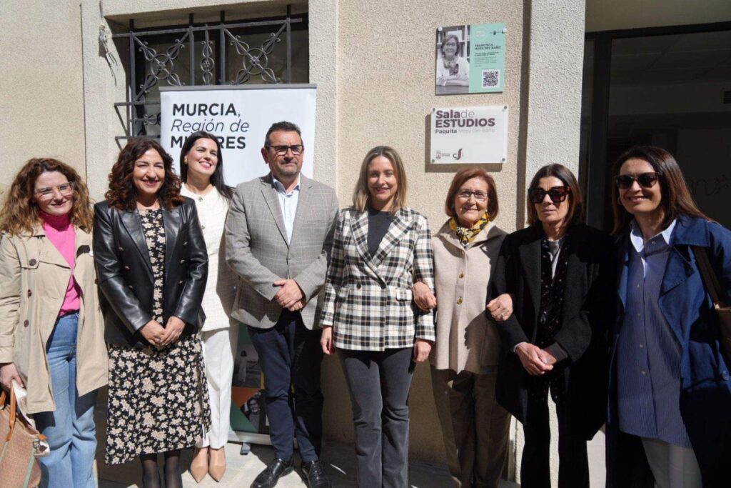 Foto de familia junto a la placa conmemorativa. (CARM)