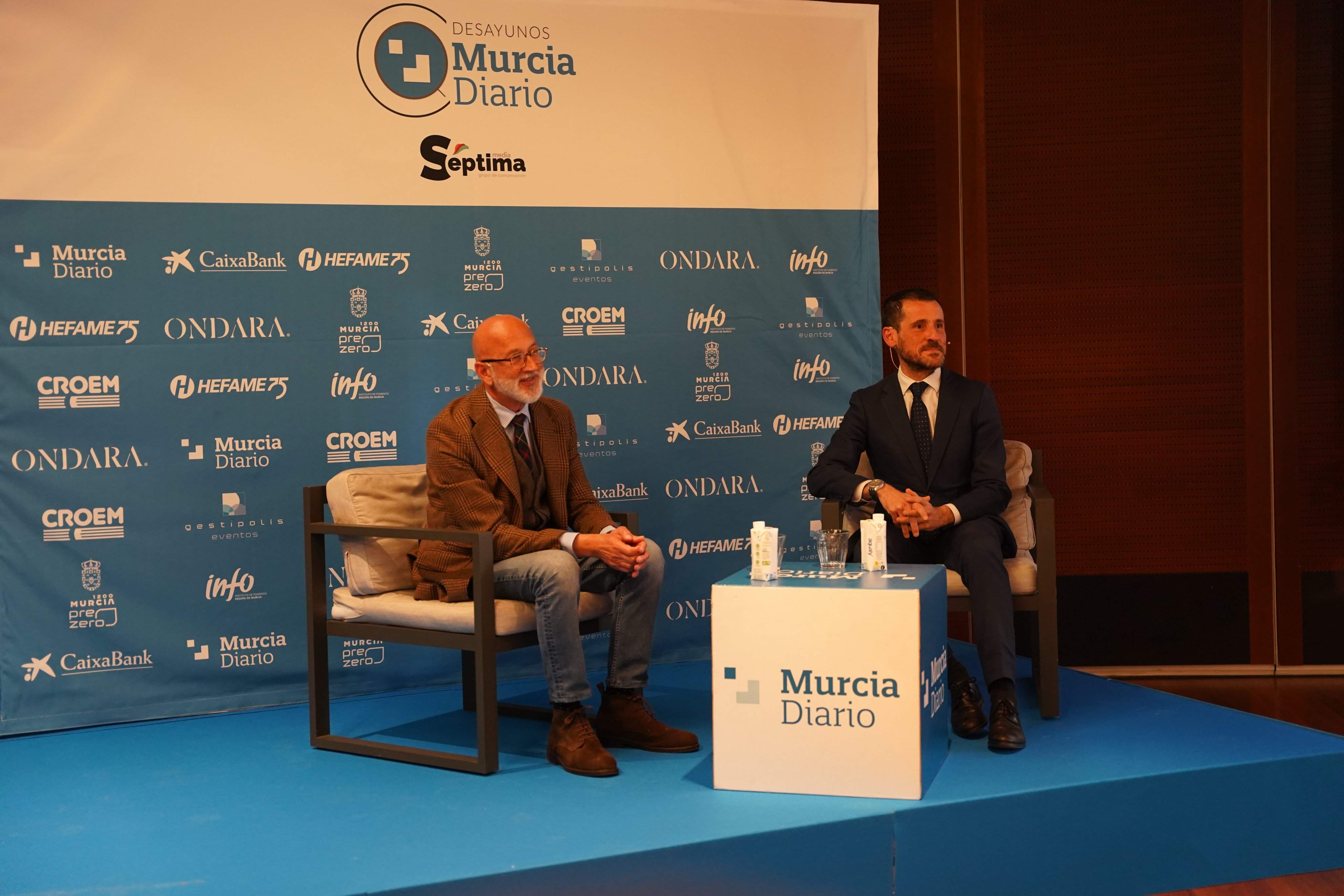El director de Murcia Diario, Manuel Ponce, y el director del Aeropuerto Internacional de la Región de Murcia, Carlos San Martín, durante el turno de preguntas. (Raúl Alcántara)