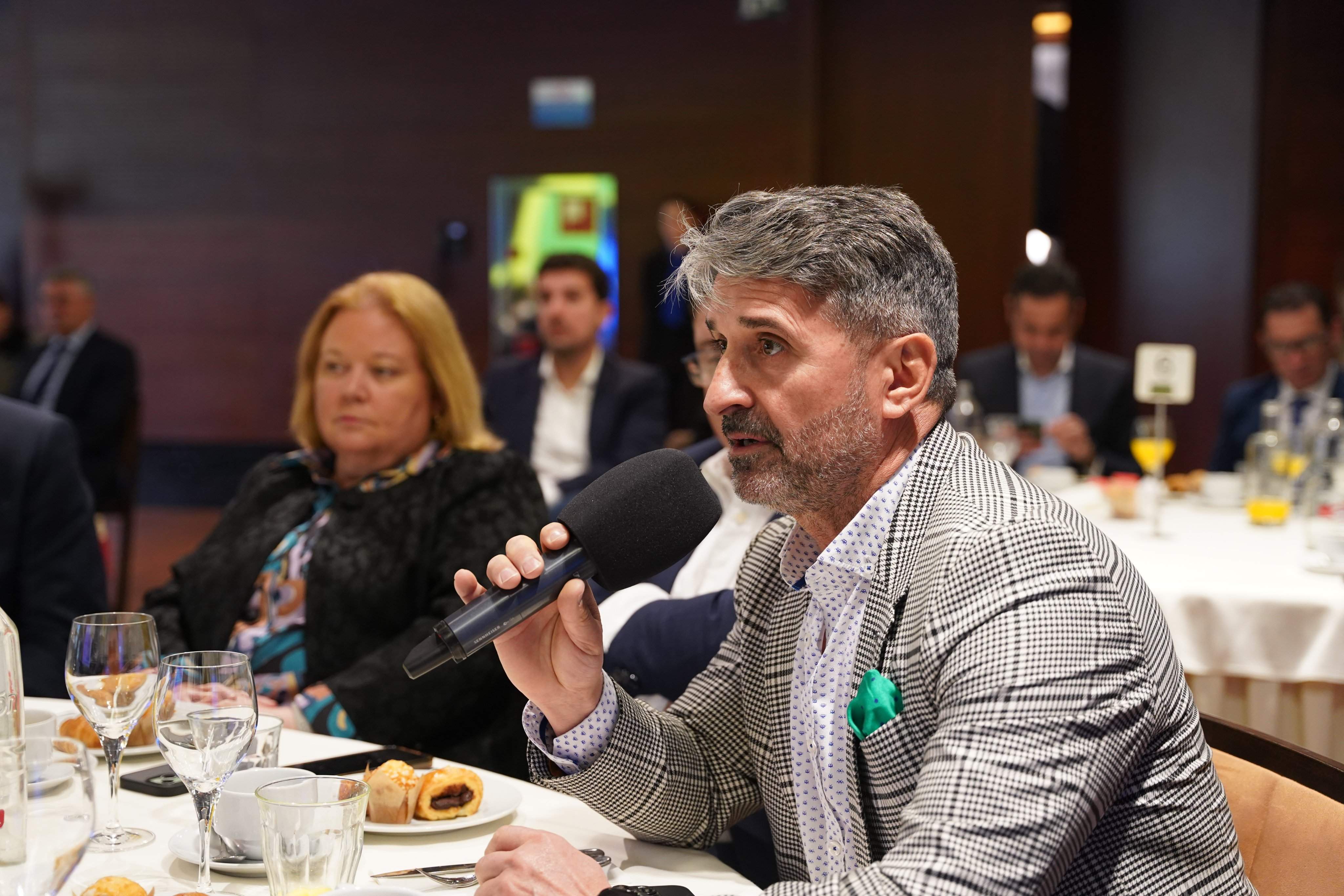 Jesús Jiménez, presidente de HoyTú, realizando su pregunta en el coloquio con Ana Correa, presidenta de COEC, de fondo. (Raúl Alcántara)