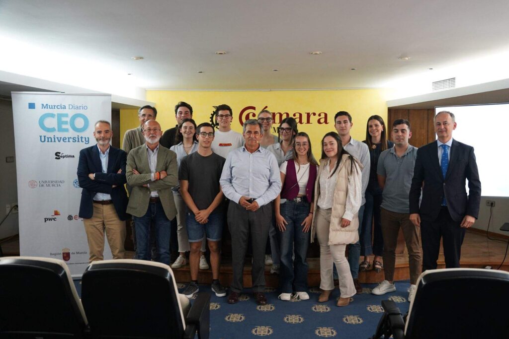 Foto de familia tras la segunda sesión del CEO University de Murcia Diario. (Raúl Alcántara)