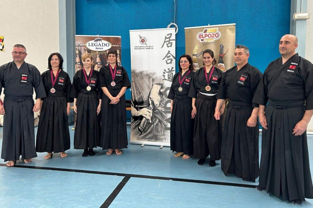 De derecha a izquierda; actual campeón y subcampeón en categoría Sandan (tercer Dan), Jesús González, José Valero, Campeón regional, Lidia Florido, campeona regional en categoría Mudan, y el resto de clasificados plata y bronce. (Grupo Fuertes)