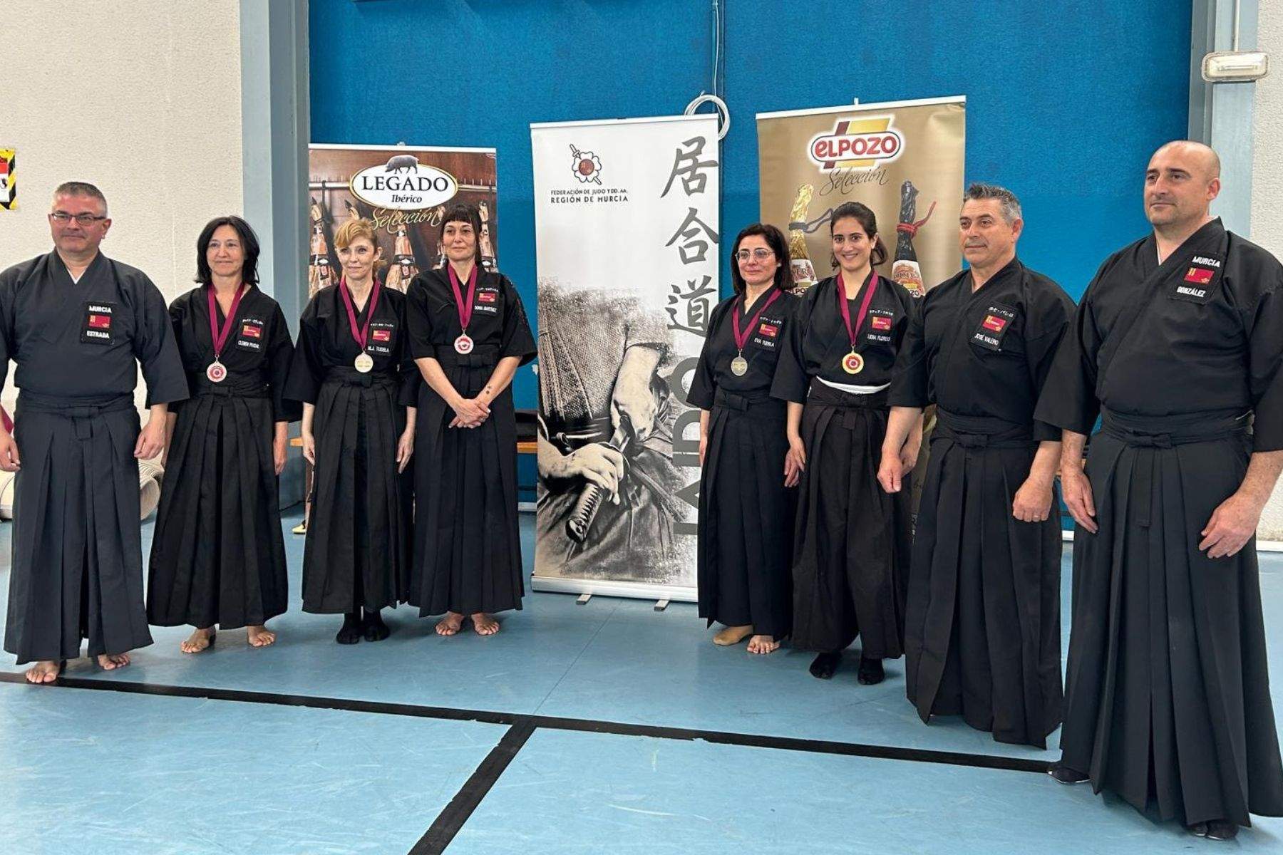 De derecha a izquierda; actual campeón y subcampeón en categoría Sandan (tercer Dan), Jesús González, José Valero, Campeón regional, Lidia Florido, campeona regional en categoría Mudan, y el resto de clasificados plata y bronce. (Grupo Fuertes)