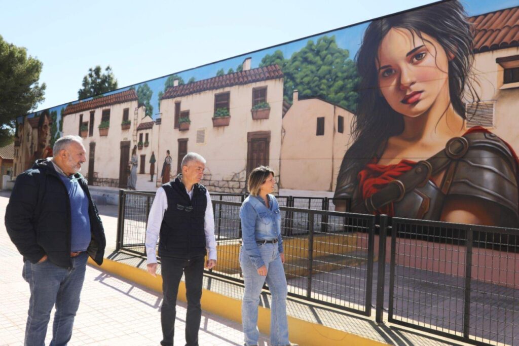 Imagen de la alcaldesa visitando el mural. (Ayuntamiento de Cartagena)