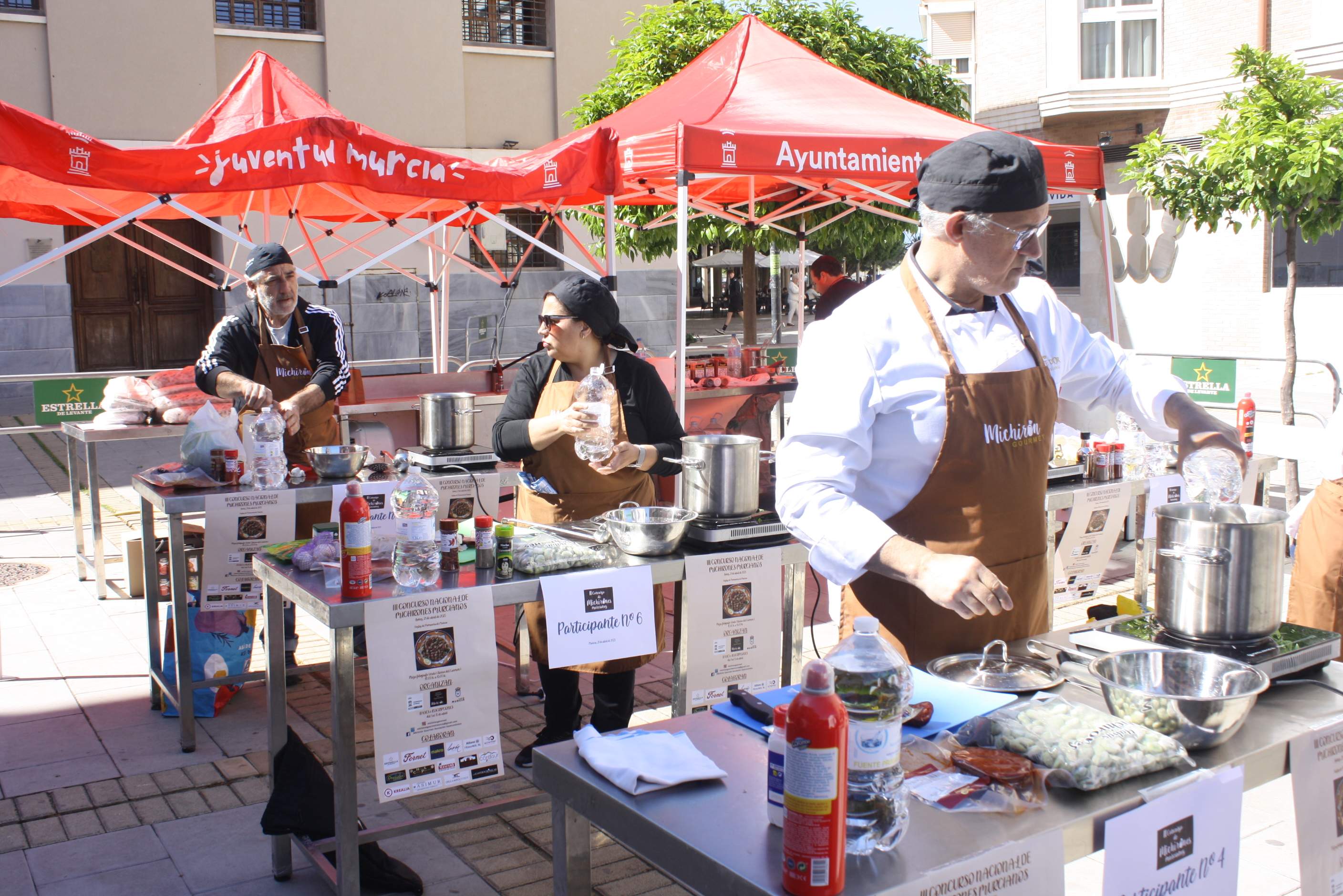 Cocineros en plena actividad. (JR Comunicación y Protocolo)