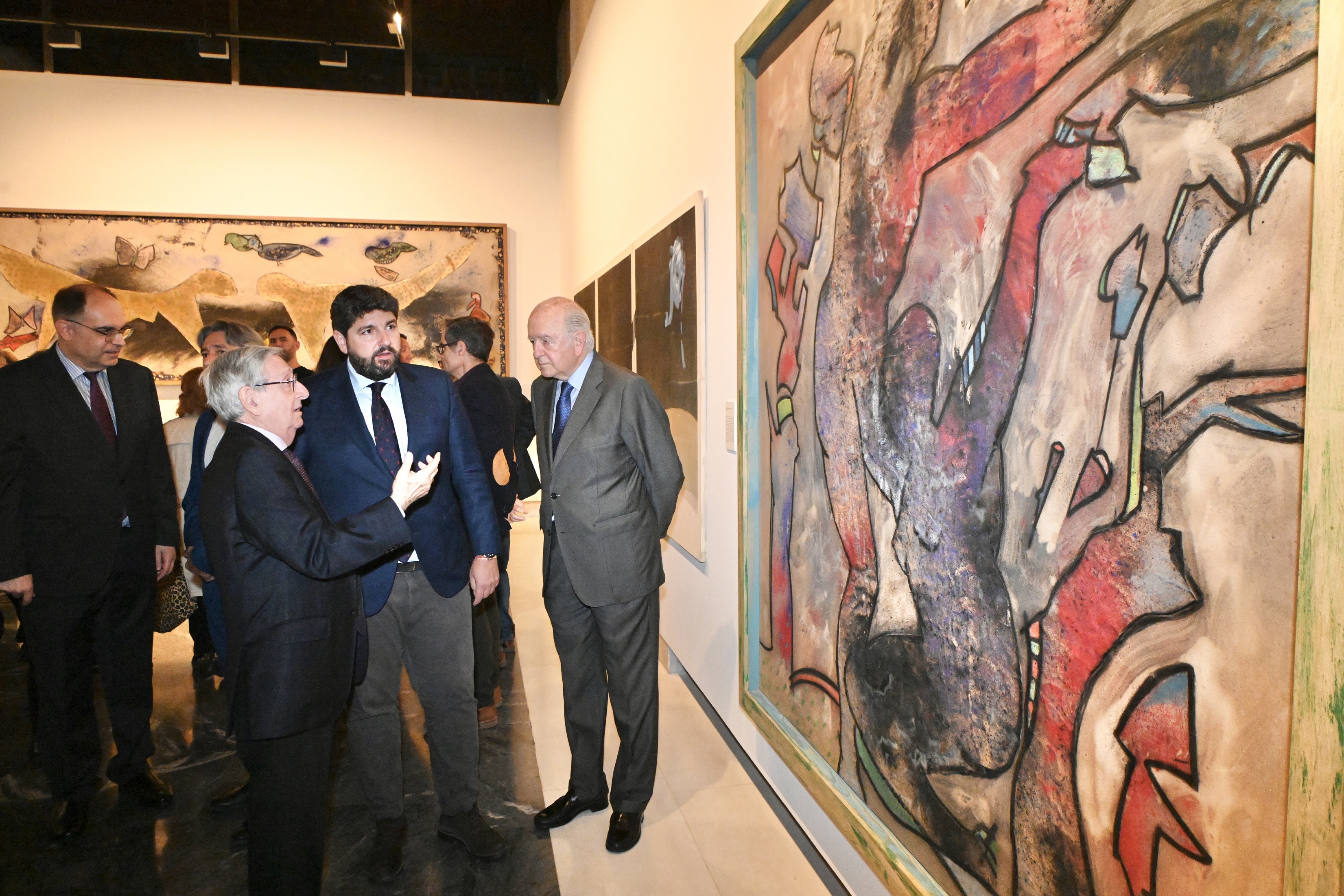Visita institucional a la exposición. (CARM)