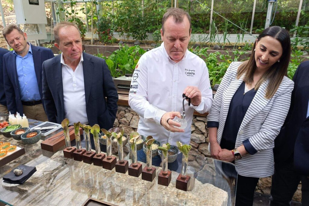 La consejera Sara Rubira junto al chef Pablo González Conejero en el Living Lab del restaurante La Cabaña. (CARM)