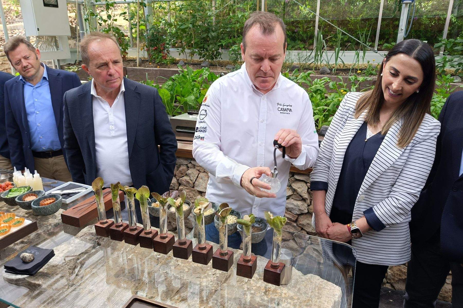 La consejera Sara Rubira junto al chef Pablo González Conejero en el Living Lab del restaurante La Cabaña. (CARM)