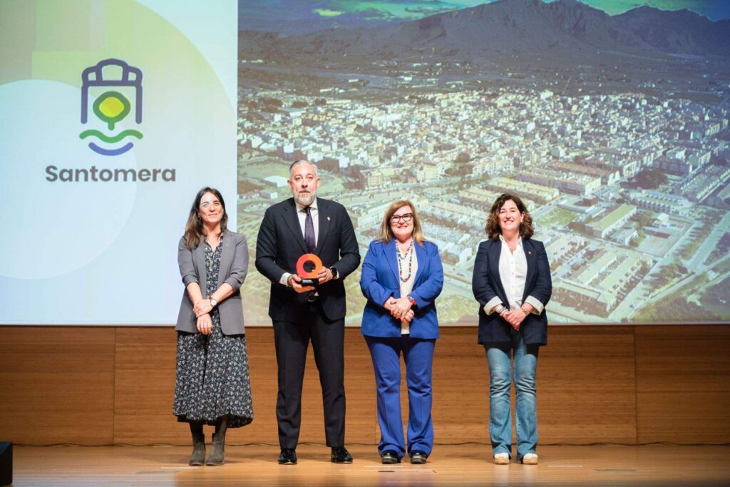 Imagen del alcalde de Santomera recibiendo la distinción. (Ayuntamiento de Santomera)