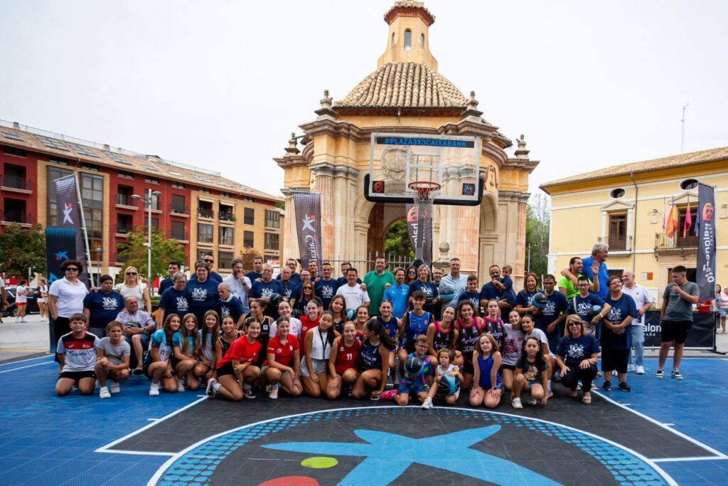 Foto de familia con participantes del circuito en Caravaca. (CaixaBank)