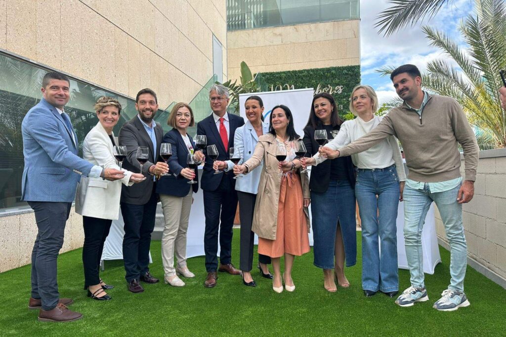 La consejera Carmen Conesa, con los representantes de los municipios y Denominaciones de Origen vinícolas de Bullas, Jumilla y Yecla y el experto Lluís Tolosa. (CARM)