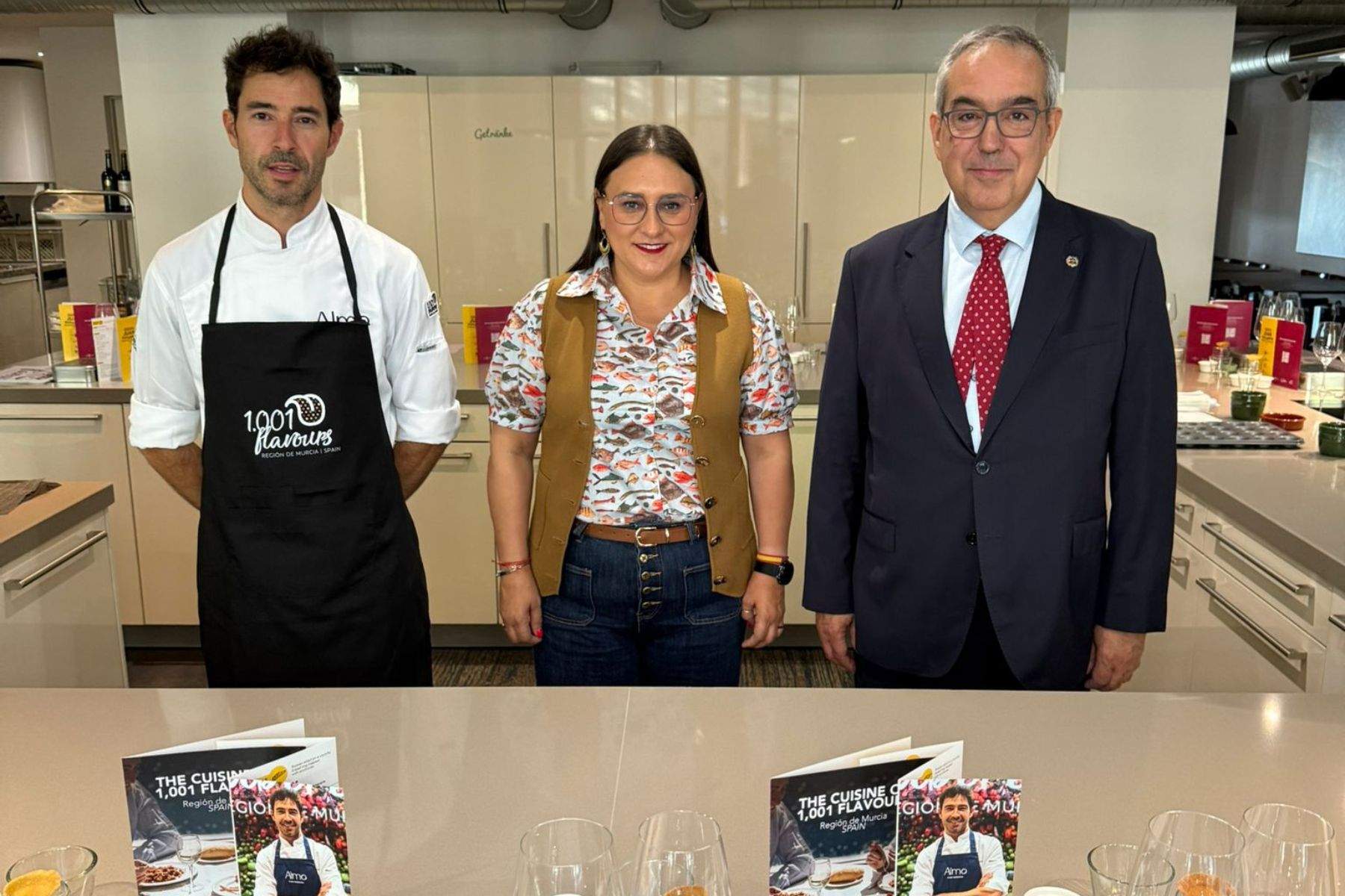 La directora general de Competitividad y Calidad Turísticas, Eva Reverte, presenta el taller participativo inmersivo conducido por el chef Juan Guillamón, Estrella Michelin, dirigido a periodistas especializados y creadores de contenido digital alemanes. (CARM)