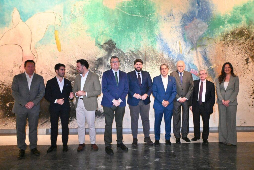 Foto de familia tras la inauguración. (CARM)