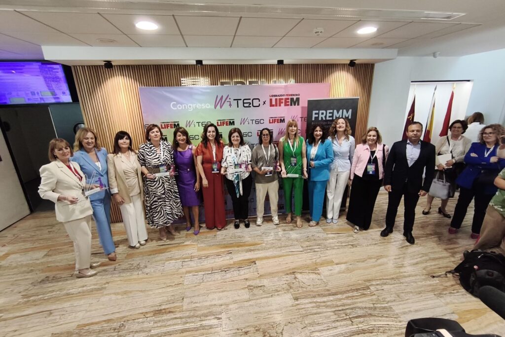 Foto de familia con las galardonadas. (FREMM)