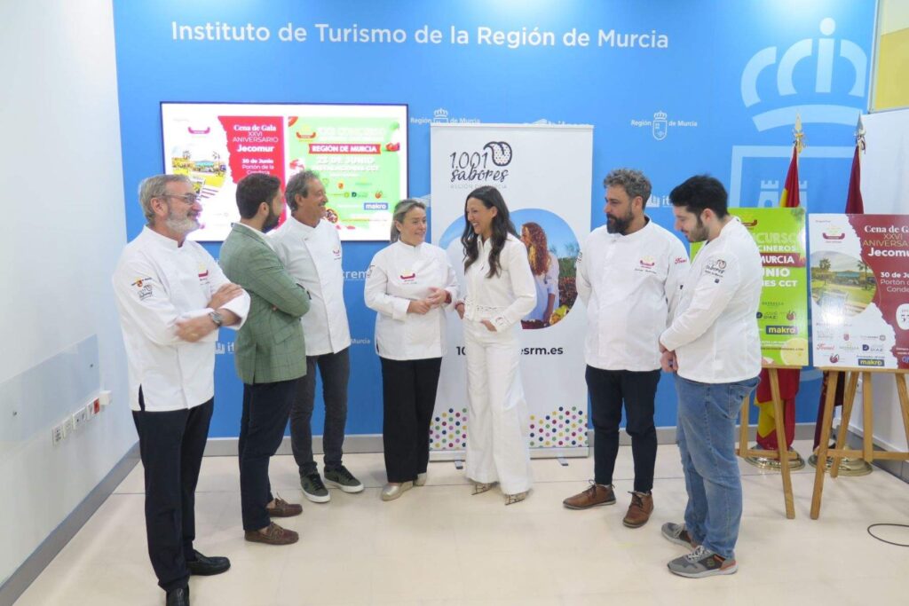 La consejera Carmen Conesa, con los representantes de Jecomur durante el acto de presentación del Concurso de Jóvenes Cocineros. (CARM)