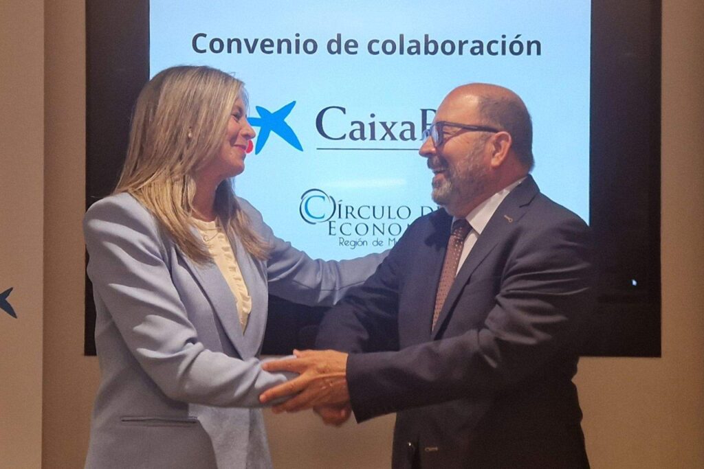 La directora territorial de CaixaBank en la Comunidad Valenciana y la Región de Murcia, Olga García, y el presidente del Círculo de Economía de la Región de Murcia, Joaquín Hernández. (CaixaBank)