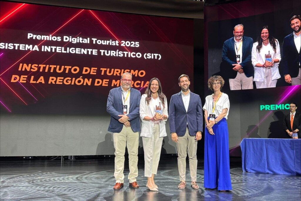 La consejera de Turismo, Cultura, Juventud y Deportes, Carmen Conesa, recogió hoy en Benidorm el premio Digital Tourist 2025, en la categoría de Sistema Inteligente Turístico. (CARM)