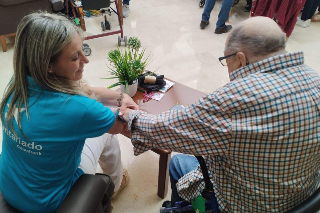 Actividad de Voluntariado CaixaBank con flores en residencias de mayores de la Región. (CaixaBank)