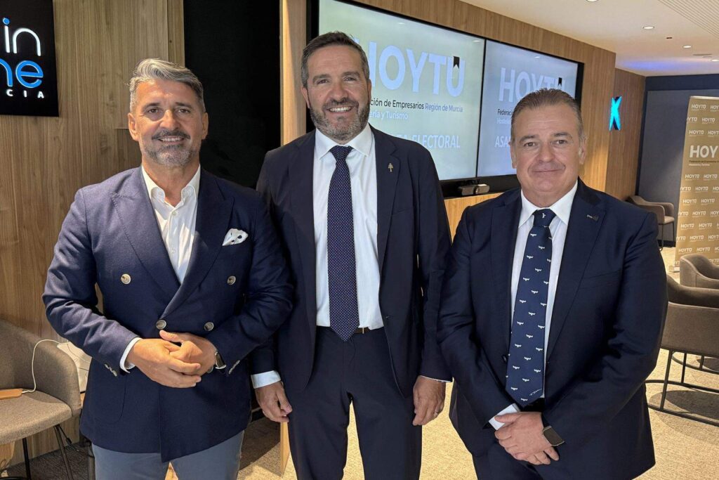 Imagen (de izquierda a derecha) de Jesús Jiménez, expresidente de HoyTú; Miguel López, presidente de CROEM; y Bartolomé Vera, nuevo presidente de HoyTú. (HoyTú)