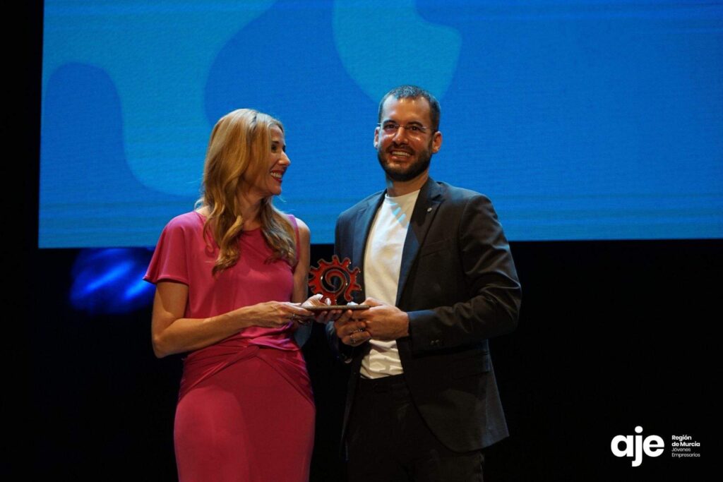 La consejera de Empresa, Marisa López, entrega el premio al ganador Alejandro Martí. (AJE)