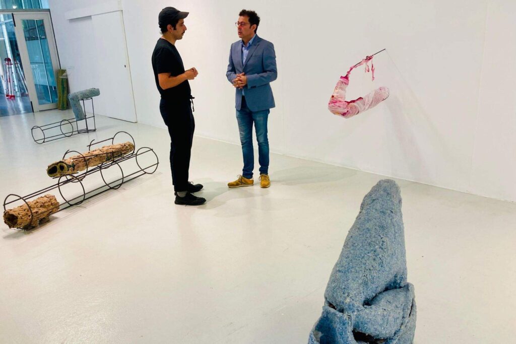 El director general del Instituto de las Industrias Culturales y las Artes, Manuel Cebrián, visita el montaje de la exposición ‘Mano de brillo coral’ de Víctor Ortuño. (CARM)